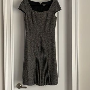 ANN TAYLOR DRESS Pleated size 6